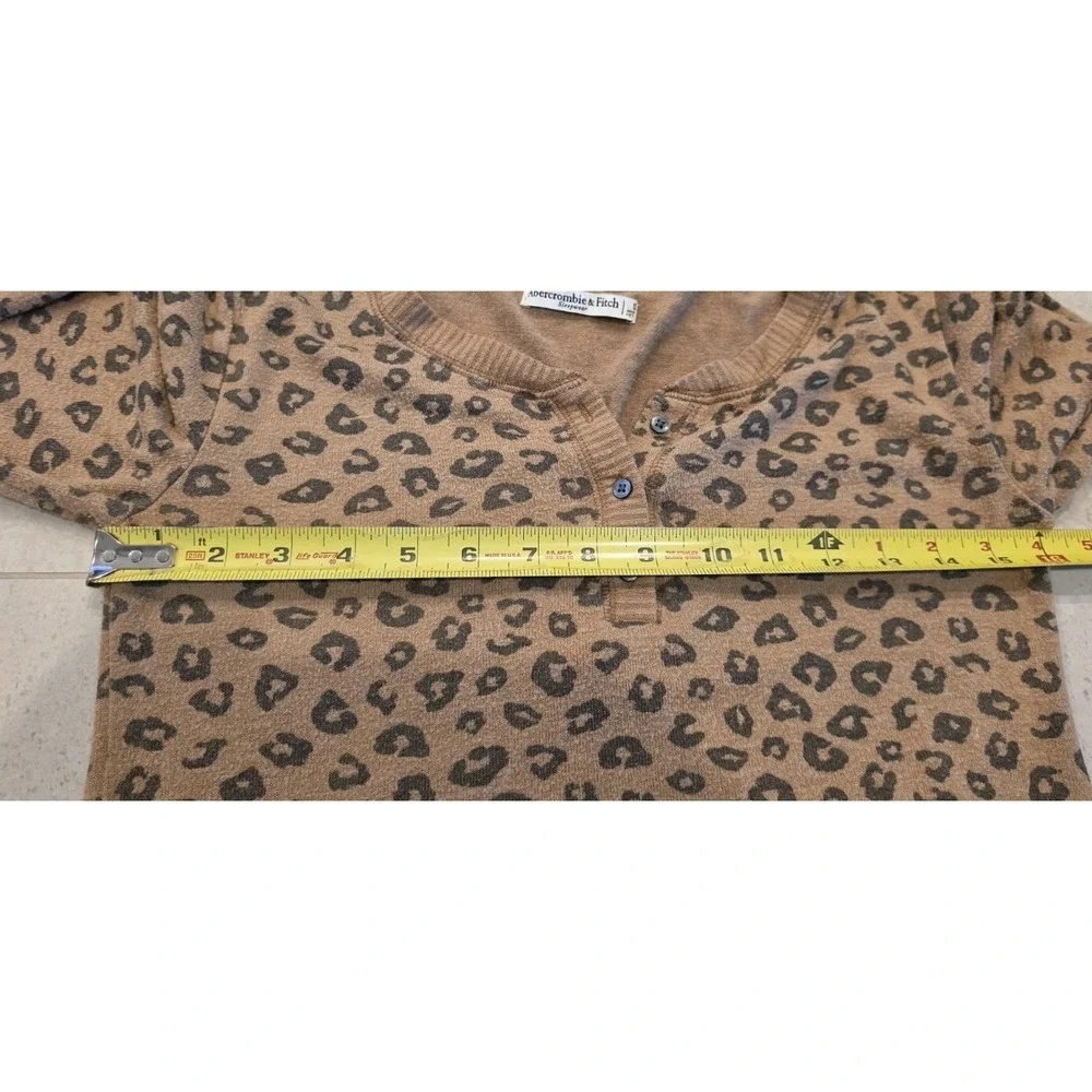 Abercrombie & Fitch Leopard Animal‎ Print Henley Knit Sweater Preppy Casual Boho